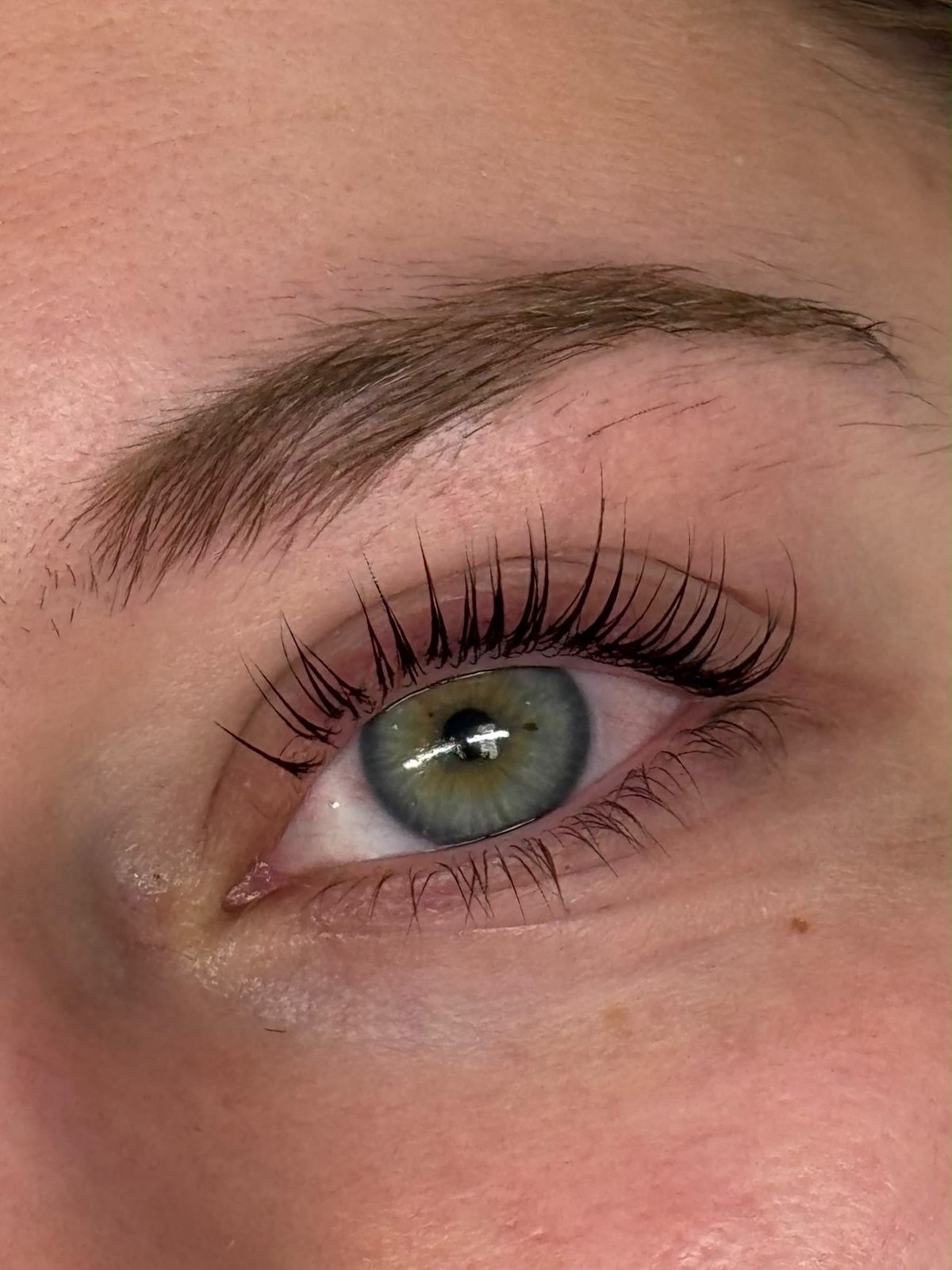 Wimpern nach der Behandlung, deutlich voller