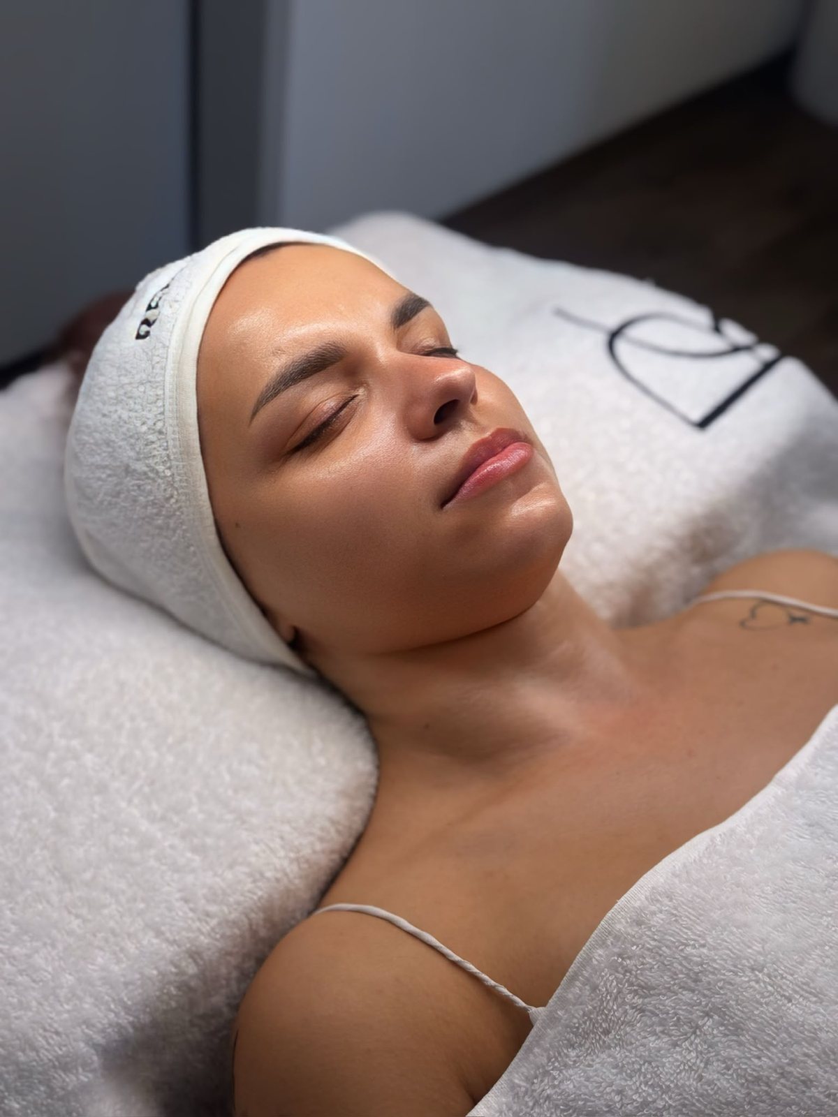 Gesichtsbehandlung bei Remcosmetics mit professioneller Hautpflege