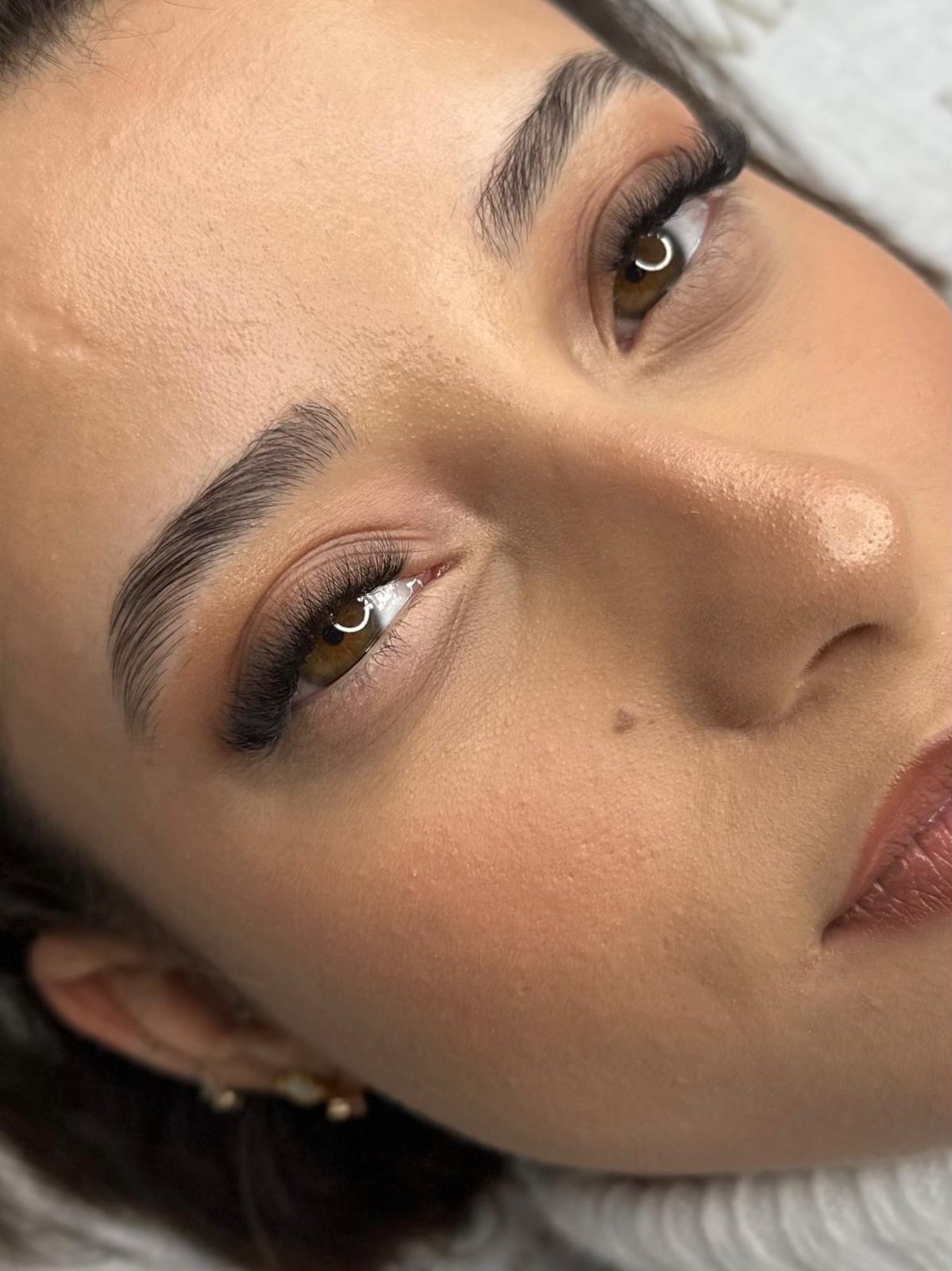 Kundin während einer Wimpern-Extensions-Behandlung