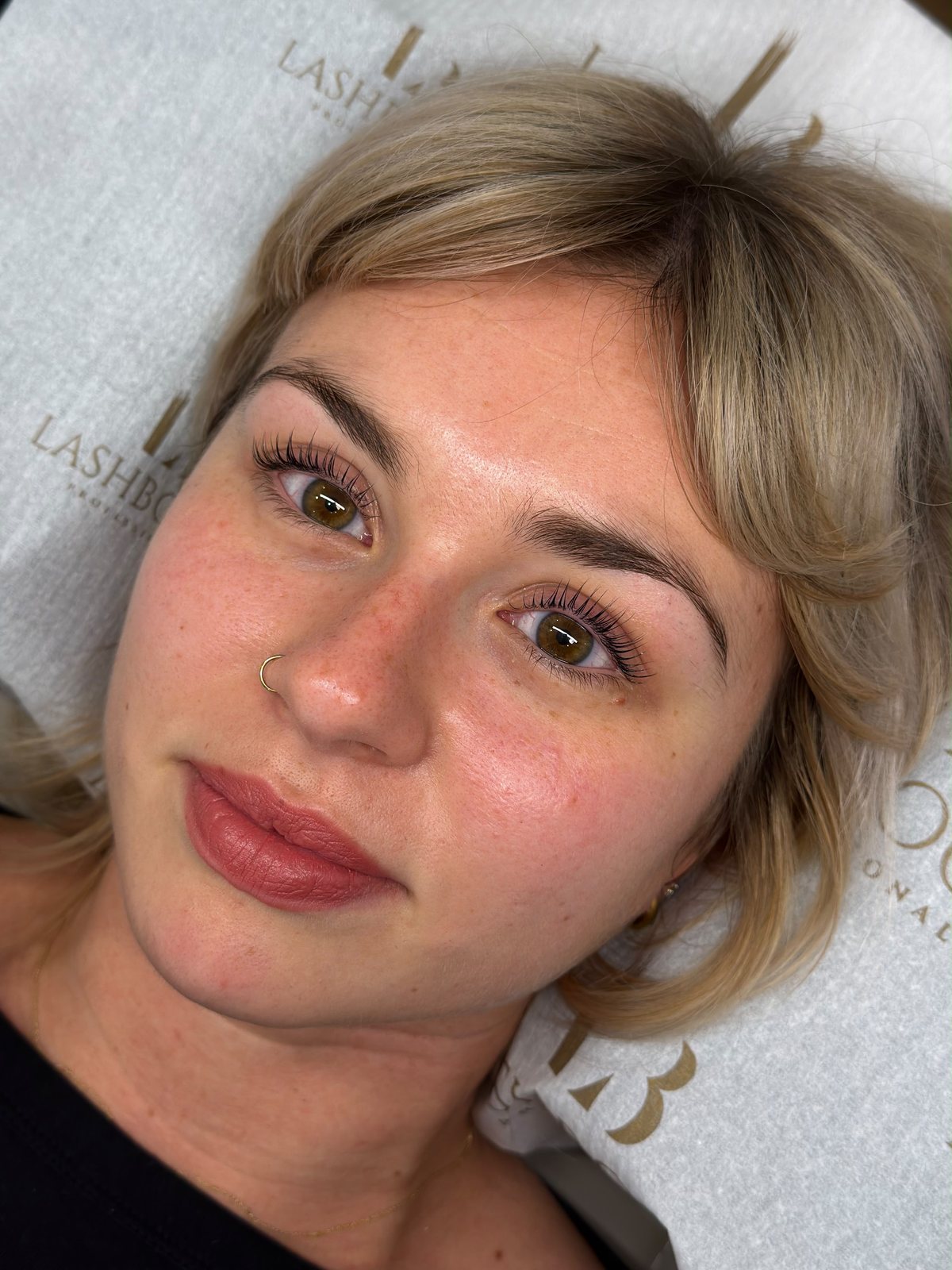 Kundin nach Wimpernlifting und Augenbrauenlifting